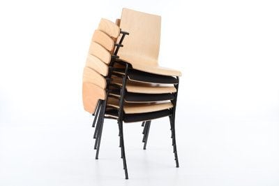 Holzstühle mit Schreibtablar